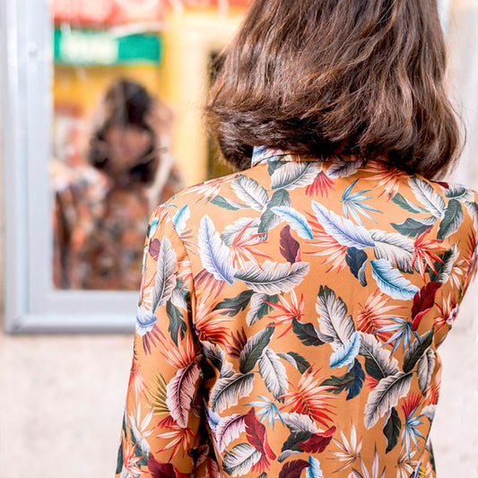 Camisa de seda natural hecha en España, espalda el diseño artesanal de Ana de Valle en Remolona