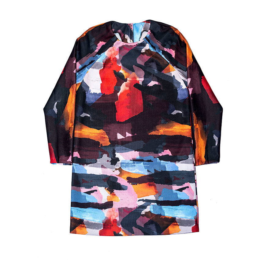 Vestido de neopreno con estampado de manchas multicolor, diseño de Ana de Valle hecho en España, Remolona, con línea trapecio y manga larga.