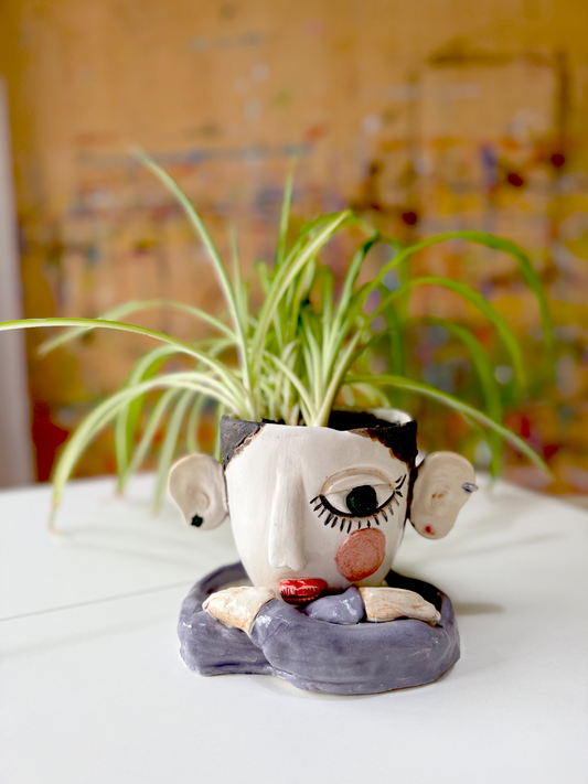 Vista frontal de la maceta de cerámica “Rapera”, con plato a juego. Laura Bécares. Remolona.