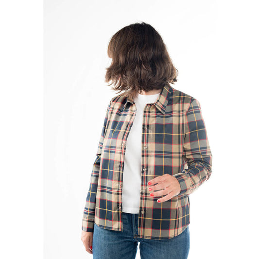 Camisa impermeable con estampado de cuadros vista de frente, botones metálicos y cuello de solapa, hecha en España