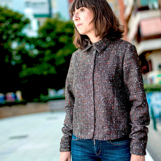 Camisa de lana jaspeada con estructura y botones metálicos, diseño artesanal hecho en España, por Ana de Valle en Remolona