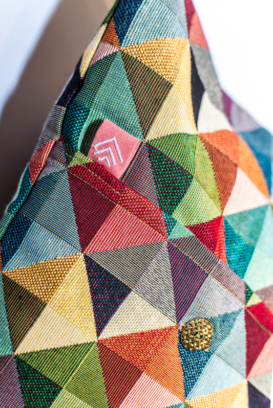 Detalle del tejido de algodón con estampado geométrico del cojín Poliedro. Ana de Valle. Remolona.