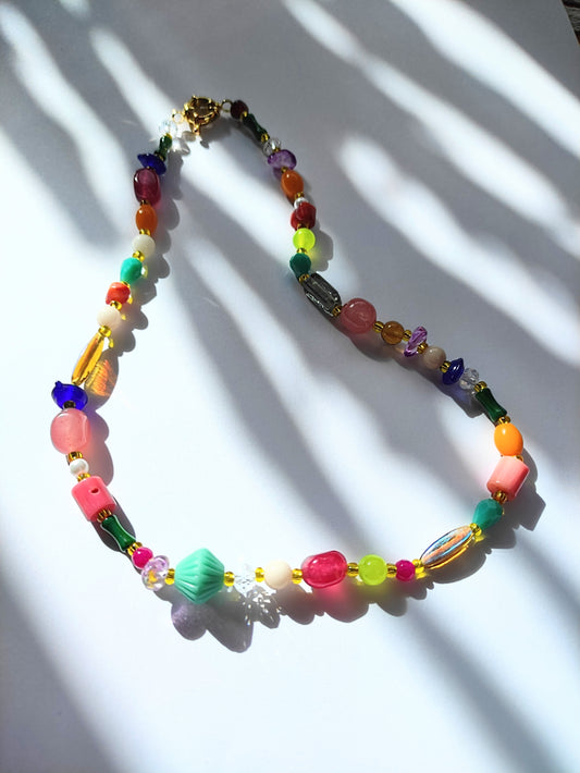 Collar Caleidoscopio con cuentas de vidrio y pasta multicolor. Ana de Valle. Remolona.