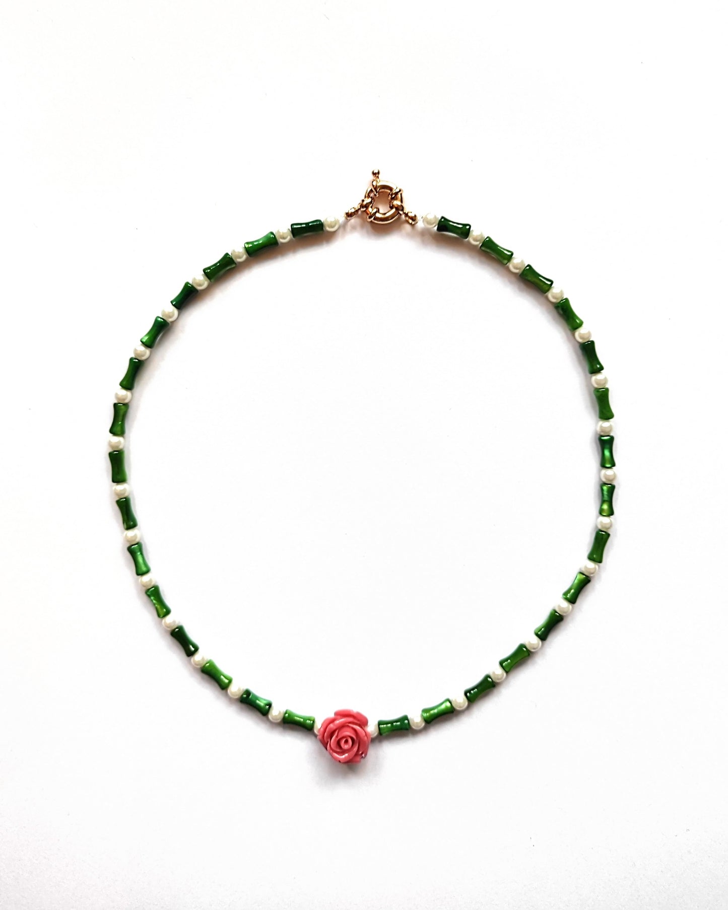 Collar Primavera con cuentas de pasta de colores suaves y cierre metálico dorado. Ana de Valle. Remolona.