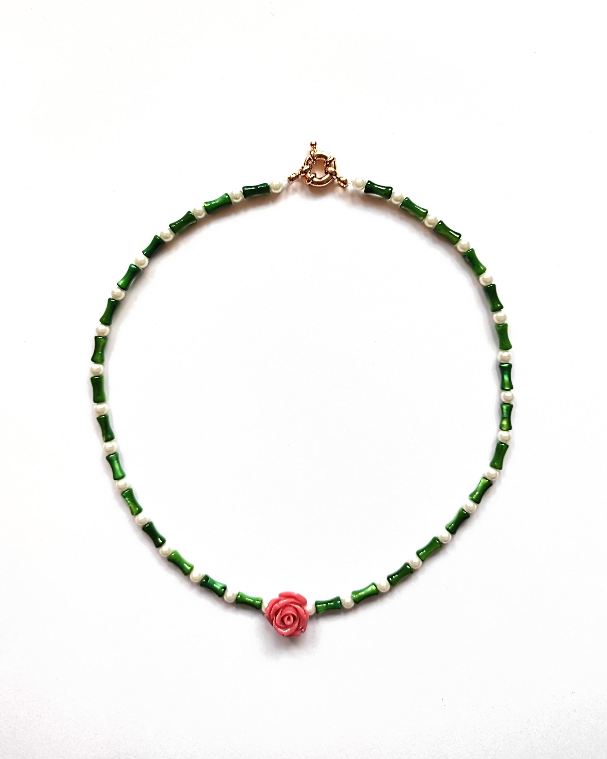 Collar Primavera con cuentas de pasta de colores suaves y cierre metálico dorado. Ana de Valle. Remolona.