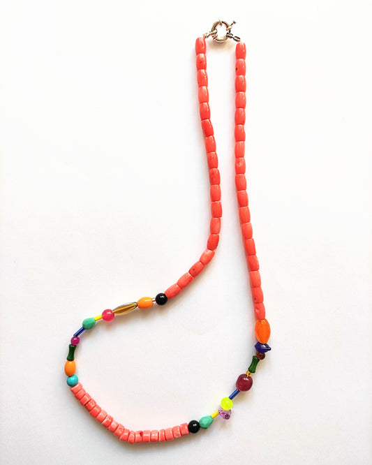 Collarada Ana de Valle inspirada en la joyería tradicional leonesa, hecha con cuentas de piedra, vidrio y pasta. Remolona.