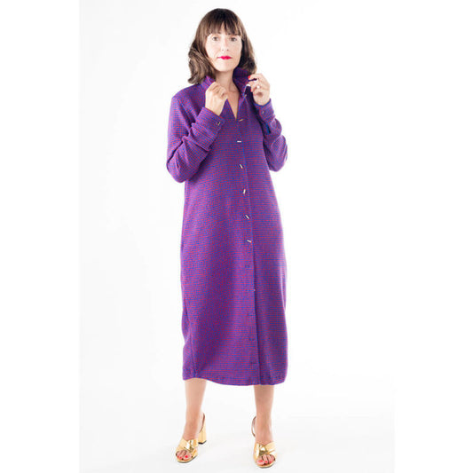 Vestido camisero de lana púrpura con estampado geométrico visto de frente, botones navales, hecho en España y disponible en Remolona