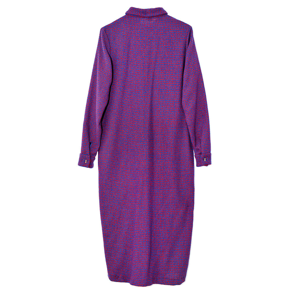 Vista trasera del vestido camisero con estampado geométrico y largo midi, confeccionado en mezcla de lana, hecho en España