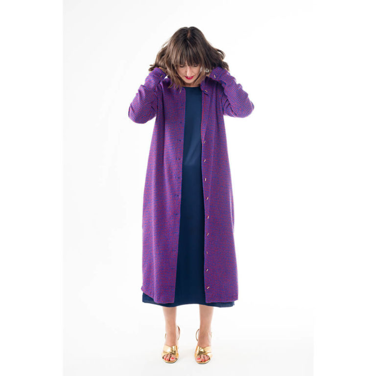 ALT: Vestido camisero de lana con estampado geométrico vista abierta,, botones navales, hecho en España y disponible en Remolona