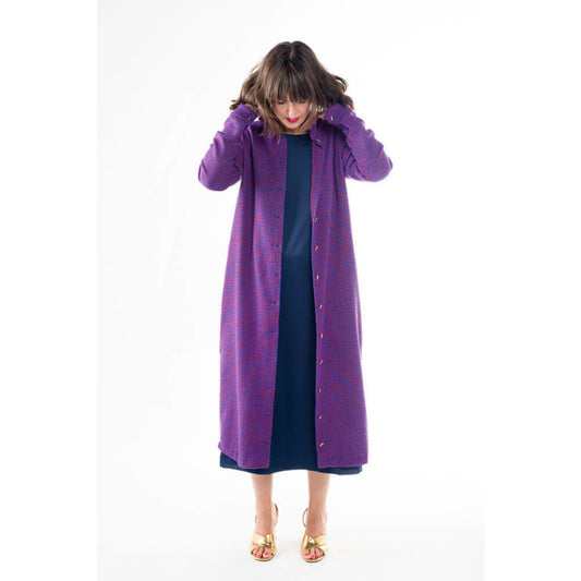 ALT: Vestido camisero de lana con estampado geométrico vista abierta,, botones navales, hecho en España y disponible en Remolona