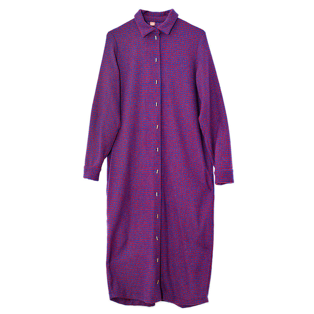 Vista frontal del vestido camisero de lana estampada con motivos geométricos, púrpura, botones dorados y bolsillos laterales