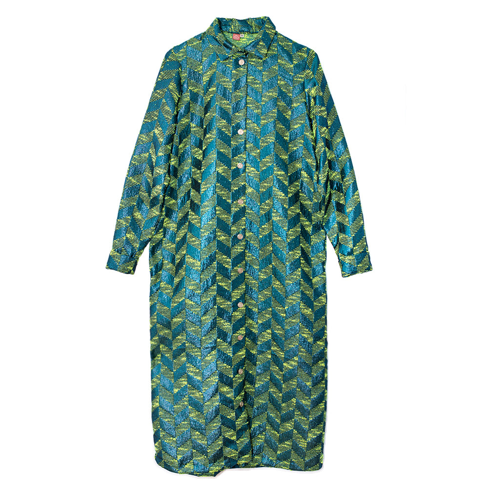 Vestido camisero o sobrecamisa de lana con estampado pata de gallo y botones dorados, frontal, hecho en España y disponible en Remolona.