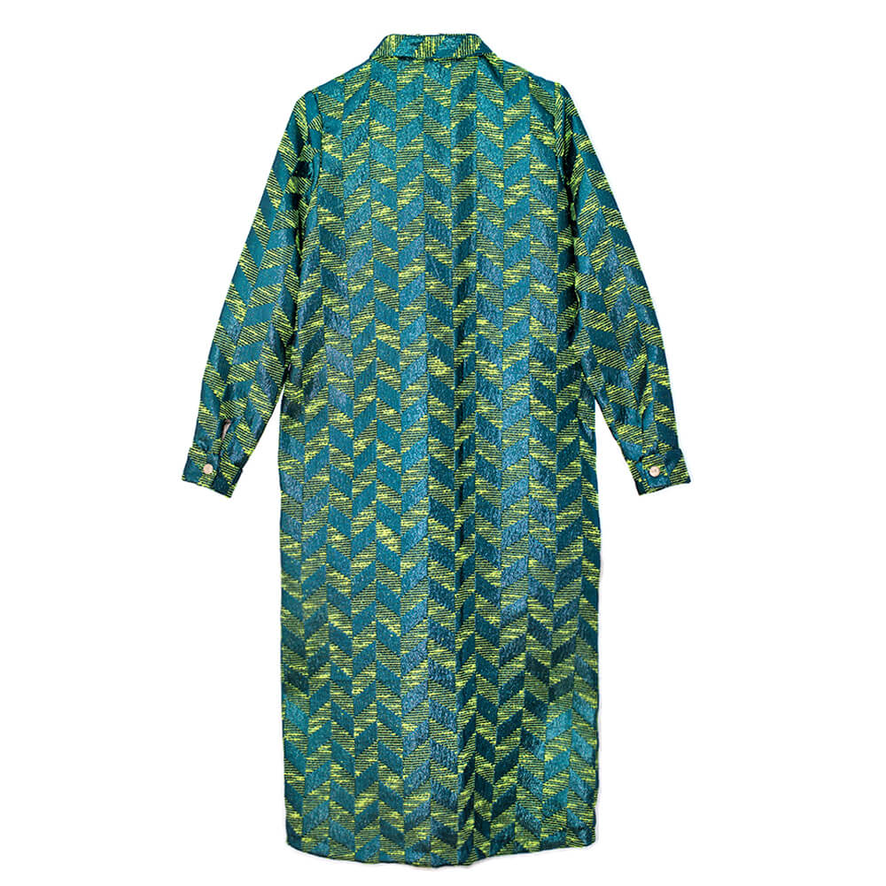 Vestido camisero o sobrecamisa de lana con estampado pata de gallo y botones dorados, vista espalda, hecho en España y disponible en Remolona.