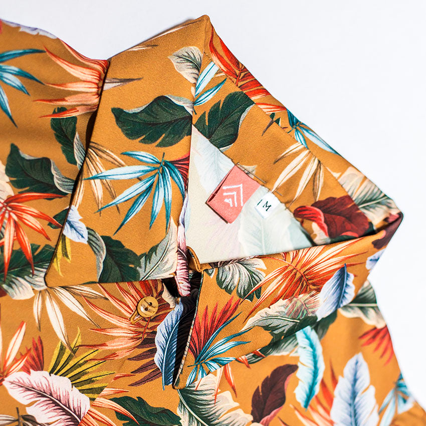 Camisa de seda natural hecha en España, cuello del diseño artesanal de Ana de Valle en Remolona