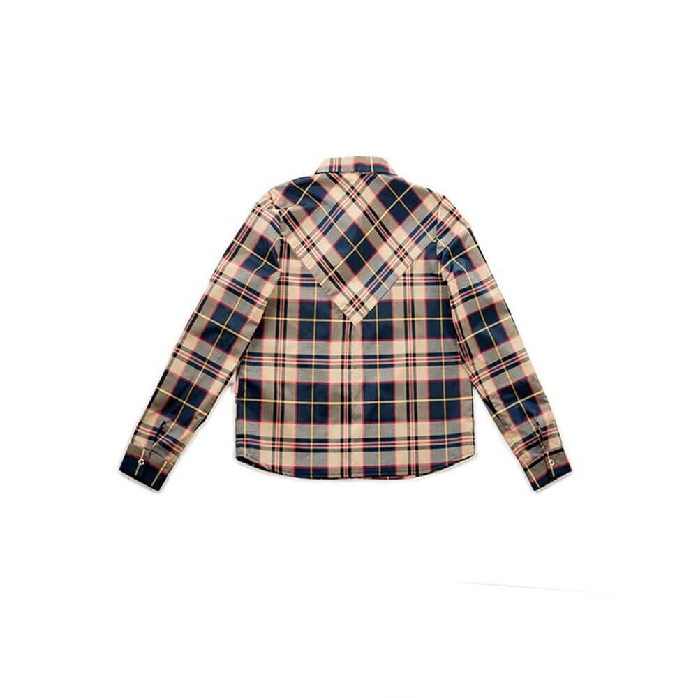 Vista de espalda mostrando el canesú triangular de la camisa impermeable de cuadros hecha en España. Ana de Valle. Remolona.