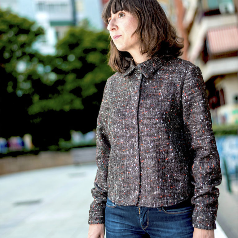 Camisa de lana jaspeada con estructura y botones metálicos, diseño artesanal hecho en España, por Ana de Valle en Remolona