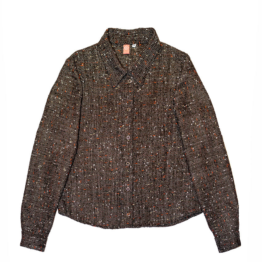 Camisa de lana jaspeada con estructura y botones metálicos, vista delantera, diseño artesanal hecho en España, por Ana de Valle en Remolona
