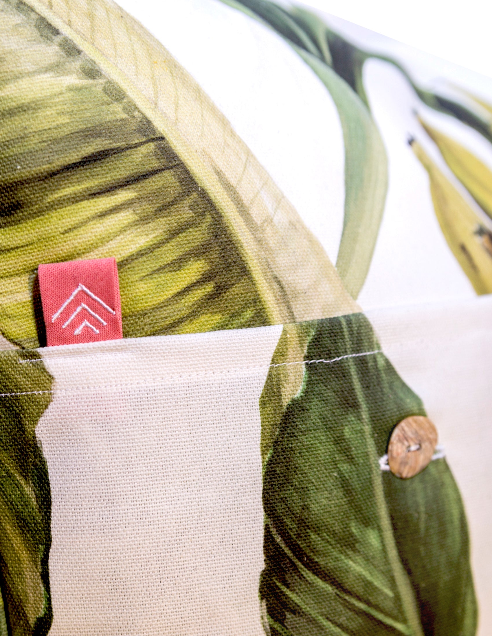 Detalle del botón de nácar del cojín con estampado de bananas hecho en España. Ana de Valle. Remolona