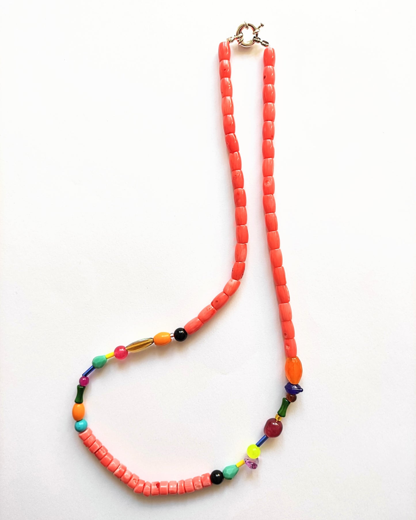 Collarada Ana de Valle inspirada en la joyería tradicional leonesa, hecha con cuentas de piedra, vidrio y pasta. Remolona.