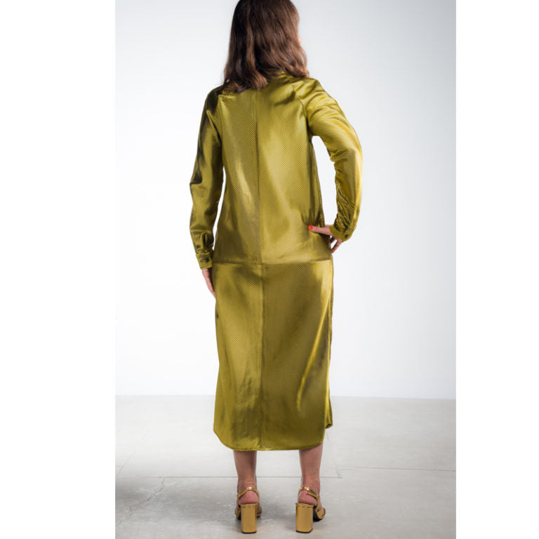 Vestido camisero de hilo dorado y negro con espalda en forma de estrella, mezcla de seda y poliéster, espalda, hecho en España. Ana de Valle. Remolona