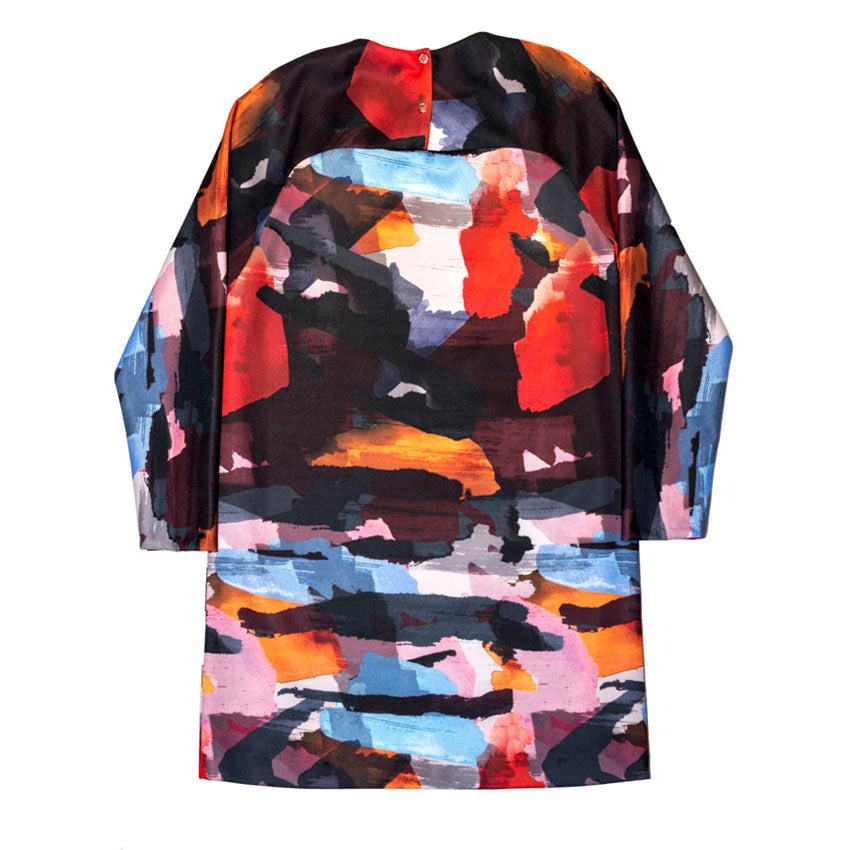 Vestido de neopreno con estampado de manchas multicolor, vista de espalda, diseño de Ana de Valle hecho en España, Remolona, con línea trapecio y manga larga.