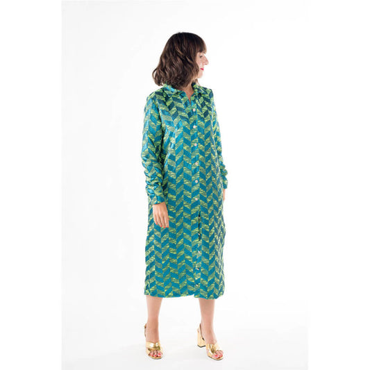 Vestido camisero o sobrecamisa de lana con estampado pata de gallo y botones dorados, delantera, hecho en España y disponible en Remolona.