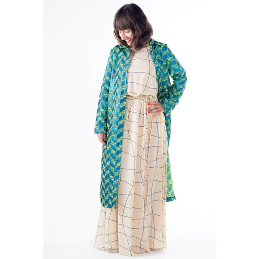 Vestido camisero o sobrecamisa de lana con estampado pata de gallo y botones dorados, hecho en España y disponible en Remolona.